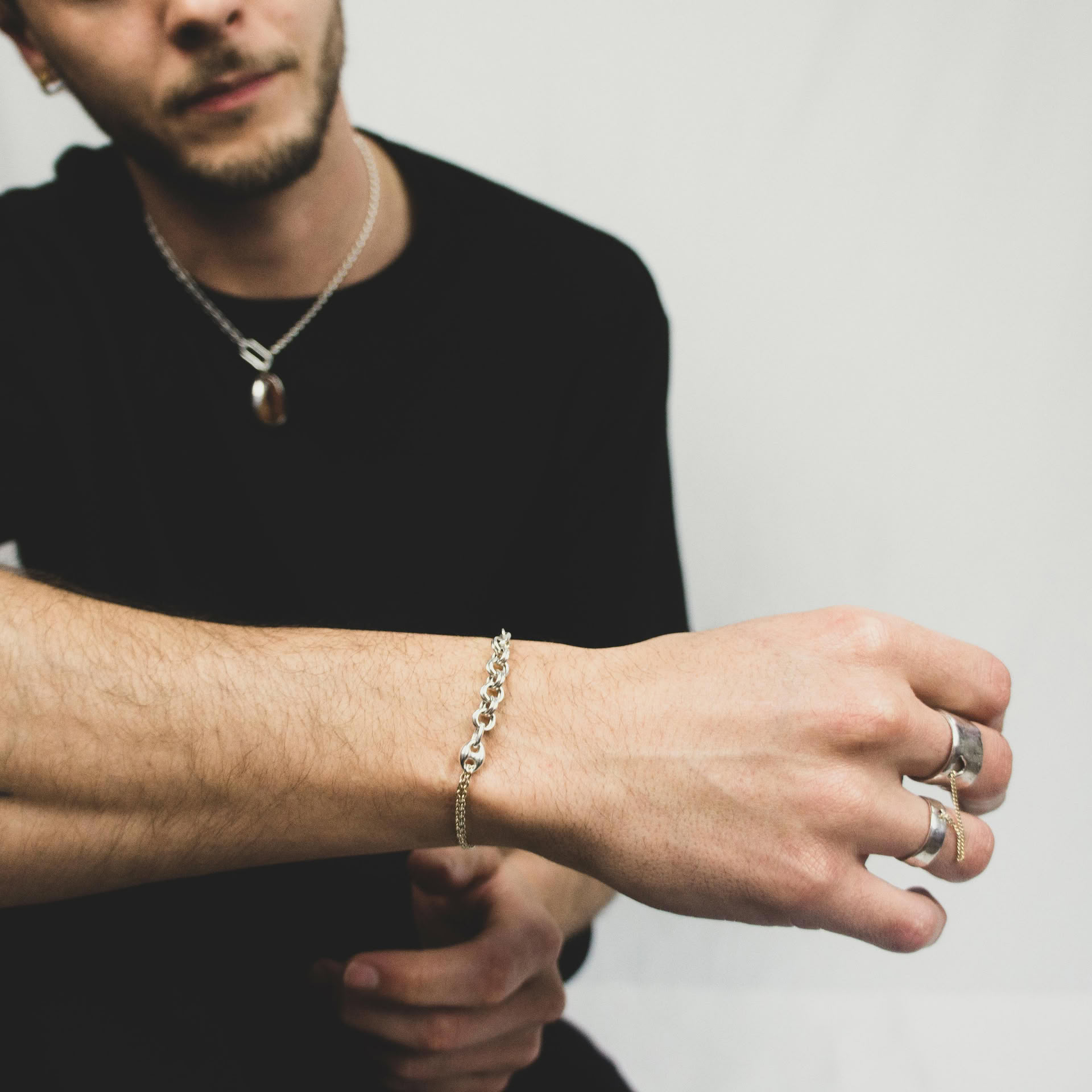 Kagun bracelet mixing chains in sterling silver.