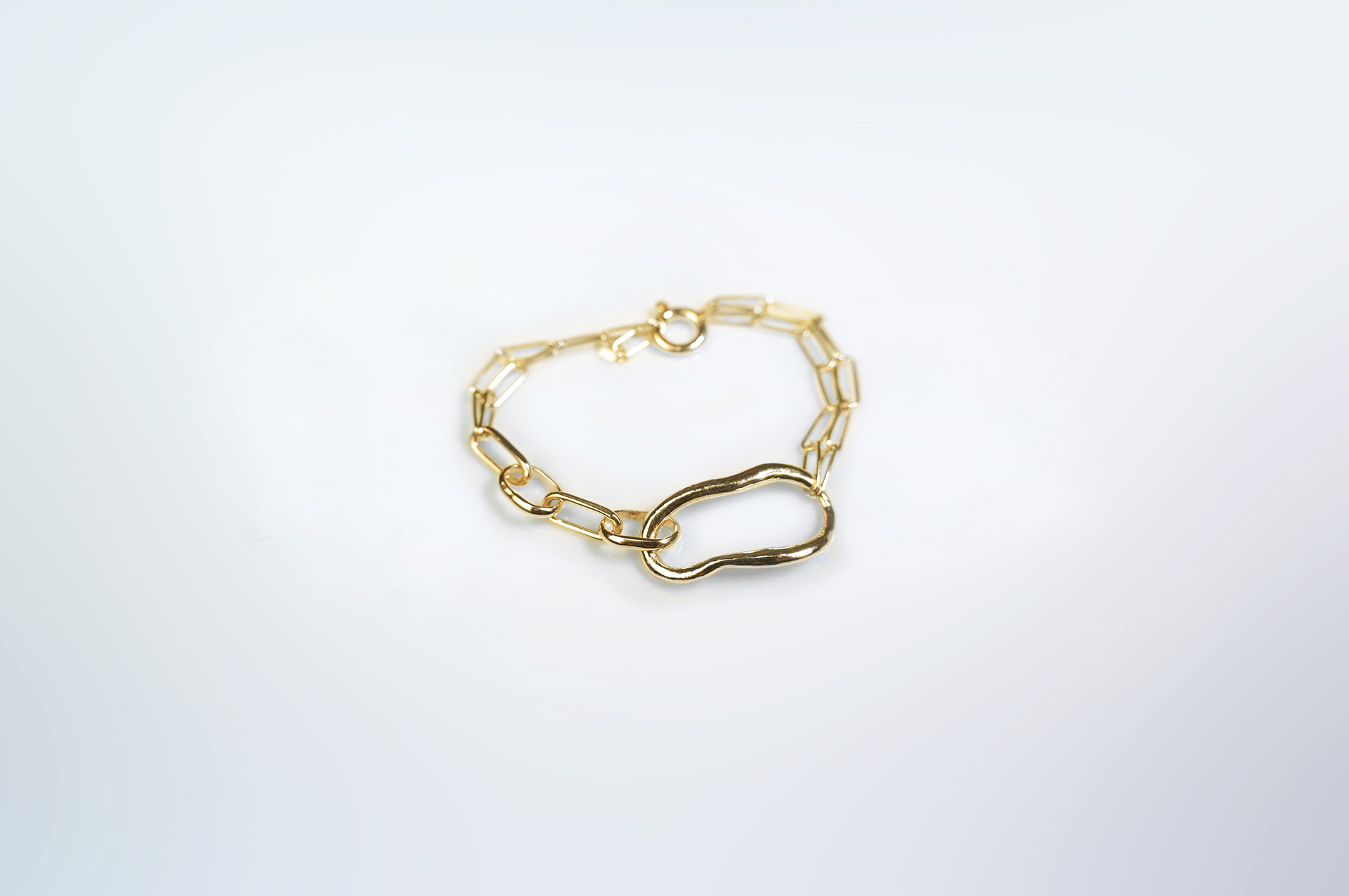 Fuyou silver chain bracelet with fluid element