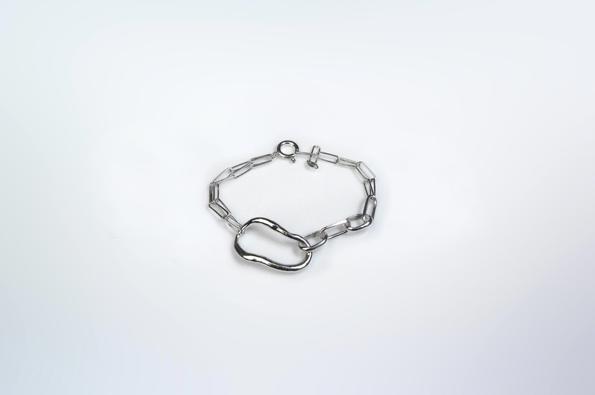 Fuyou silver chain bracelet with fluid element