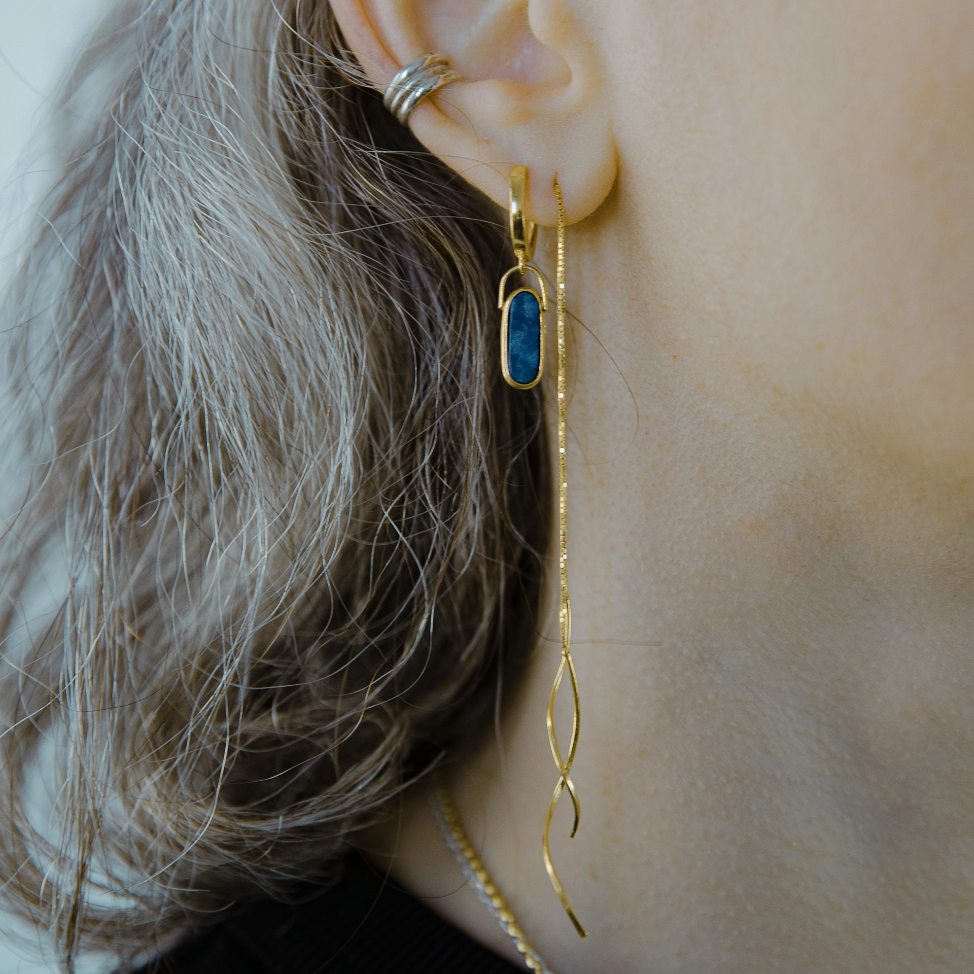 Rokku solo hoop lapis lazuli and Tamanori earrings in gold plated silver.