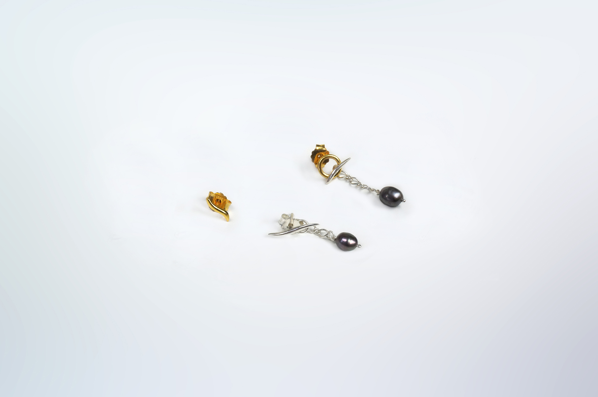 Kagun trio of earrings in silver and gold plated silver with dangling pearls.