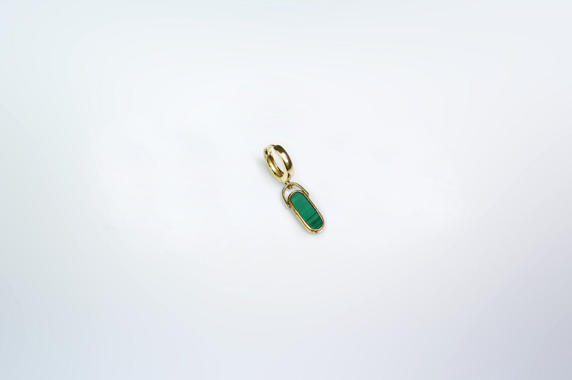 Rokku solo hoop earring in gold plated silver with malachite stone.