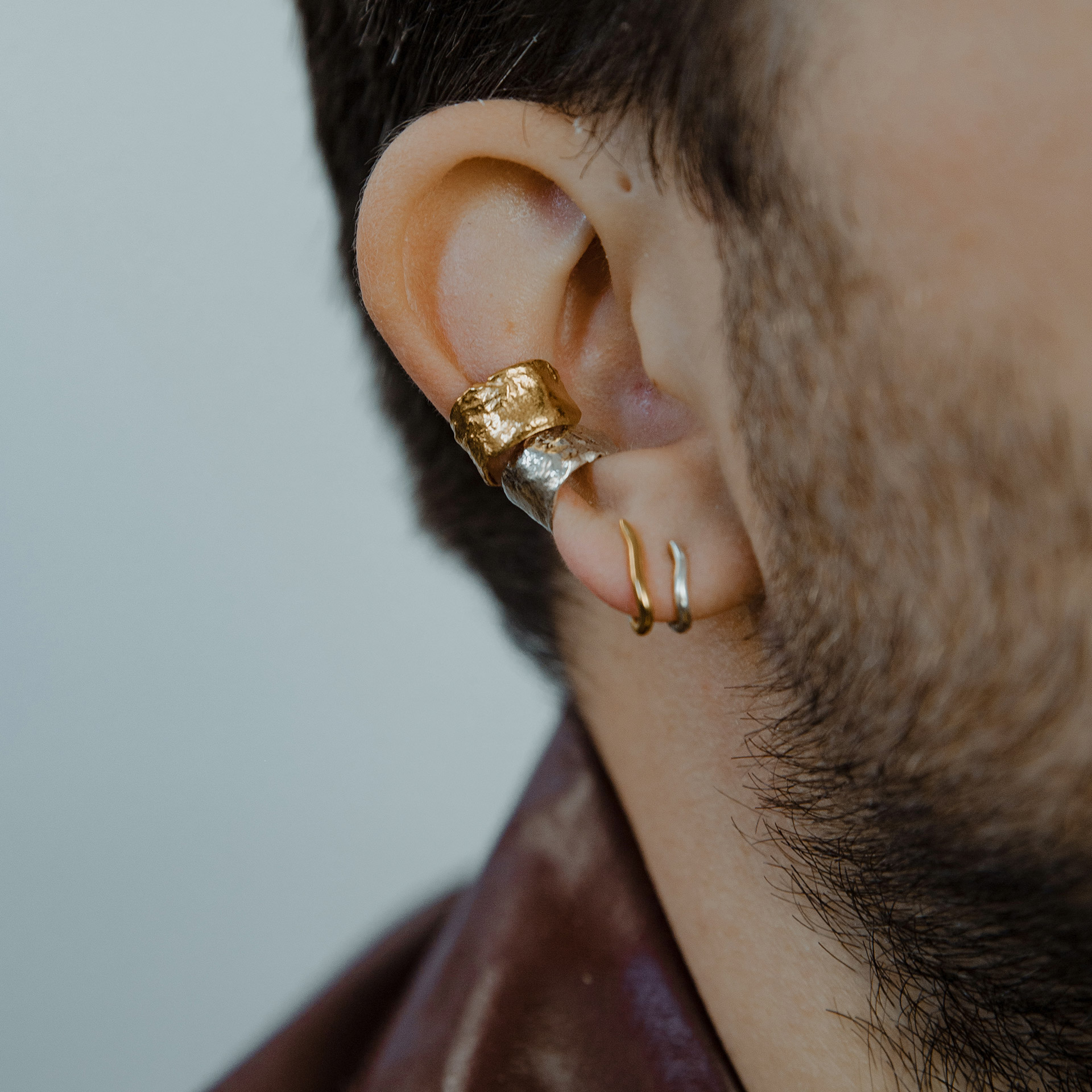 Hadou wavy stud earrings mixing gold and silver.