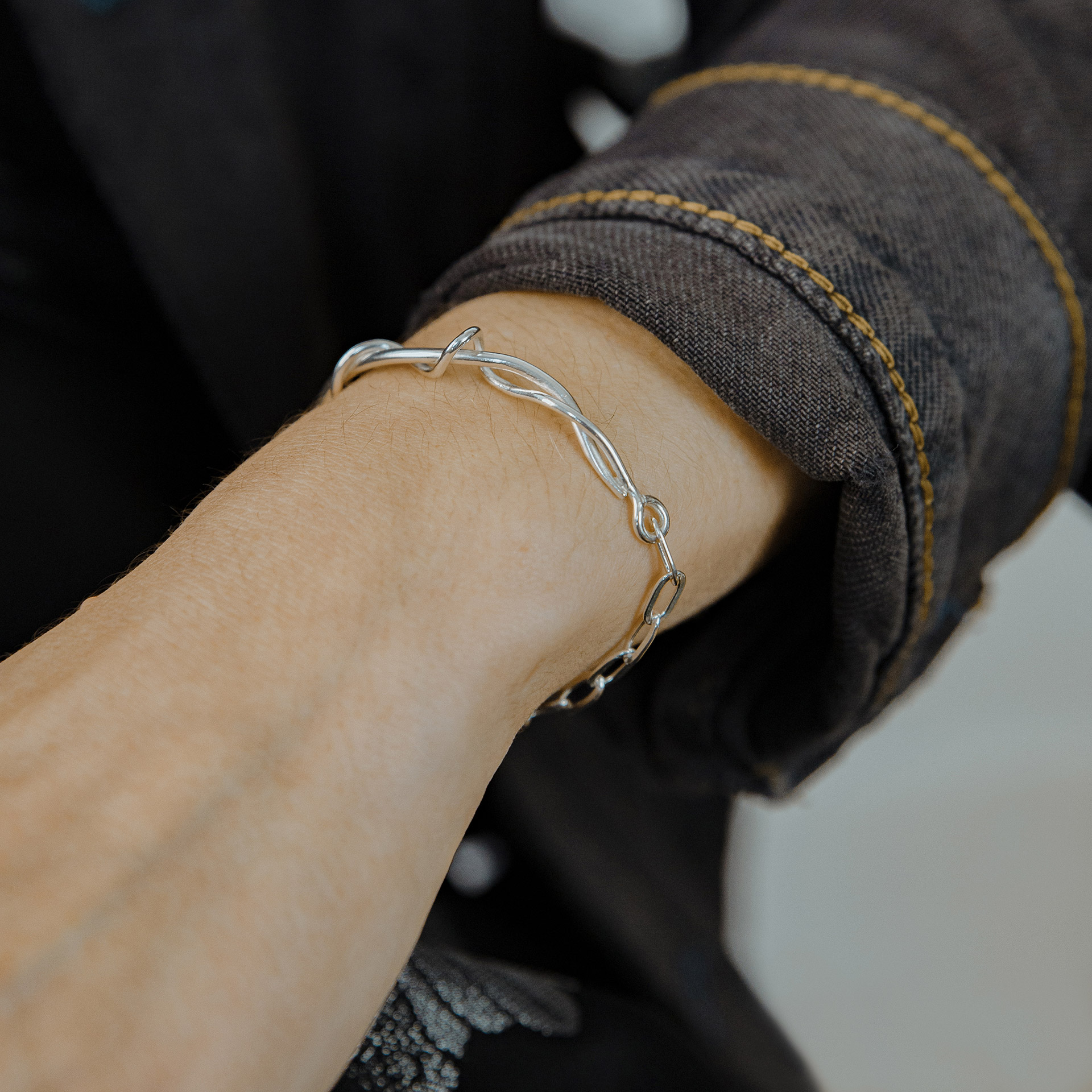 Mugura chain bracelet with intertwined wired in sterling silver.