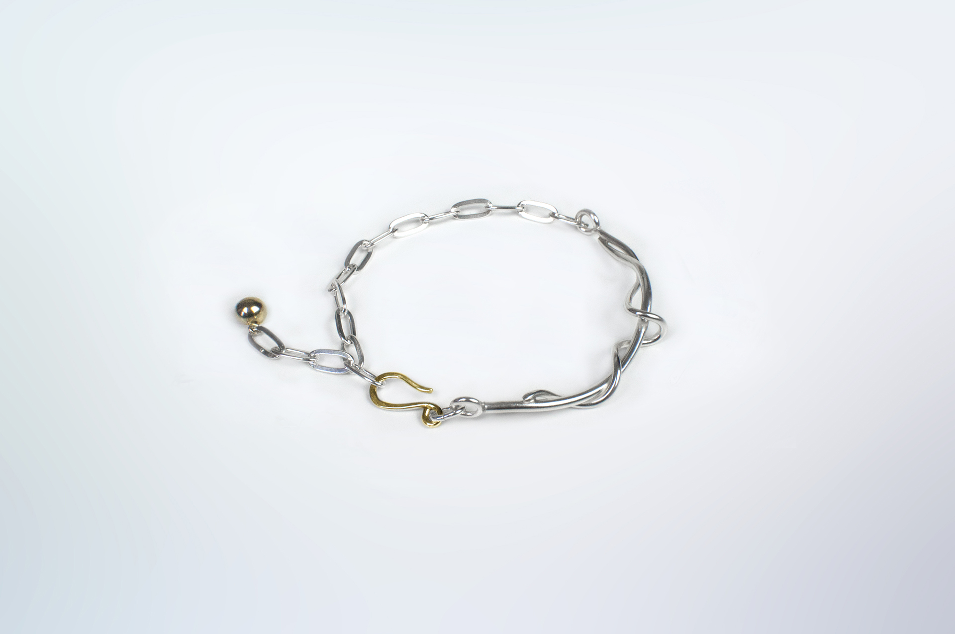 Mugura chain bracelet with intertwined wired in sterling silver.